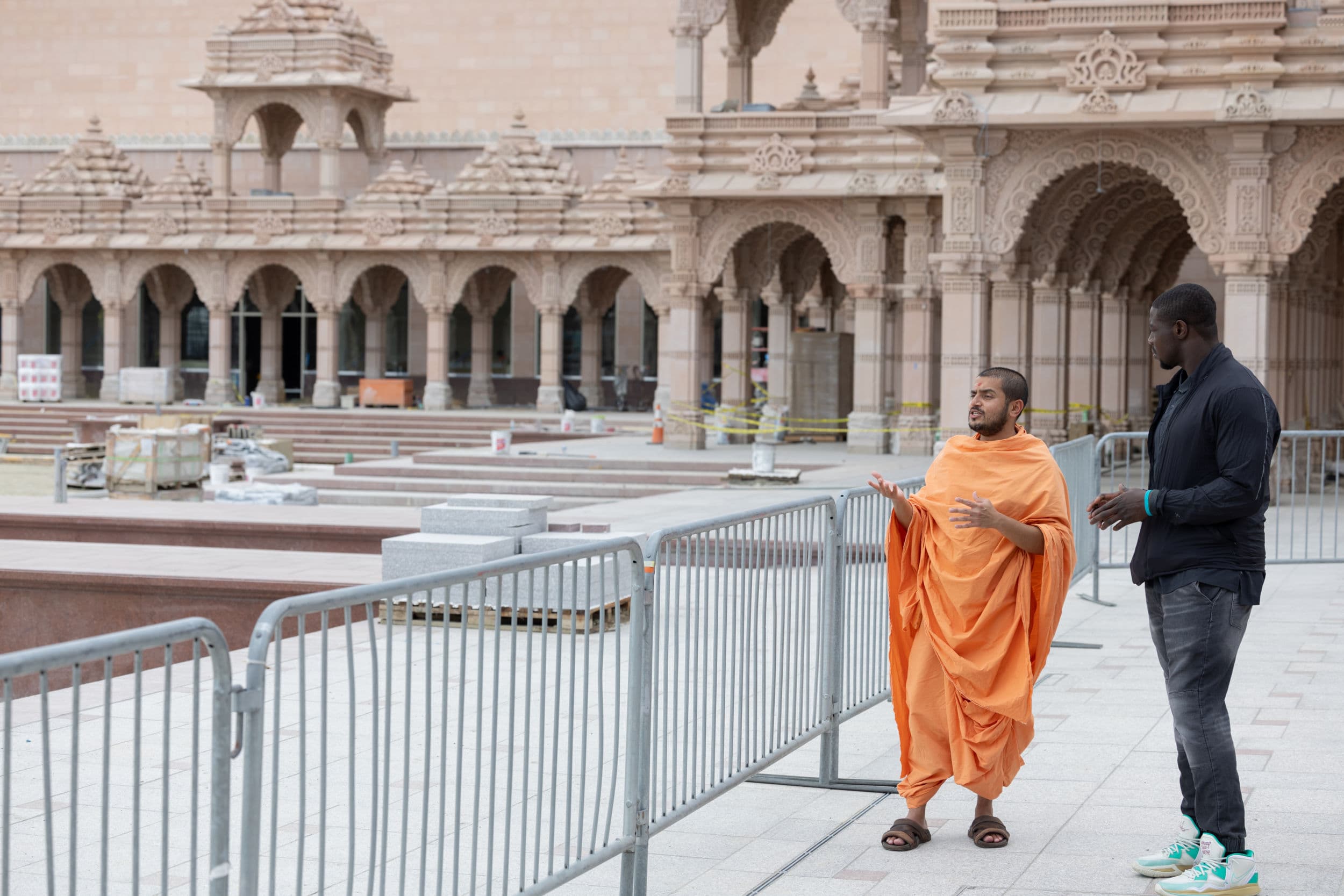 NFL Player, Foyesade Oluokun Visits Akshardham