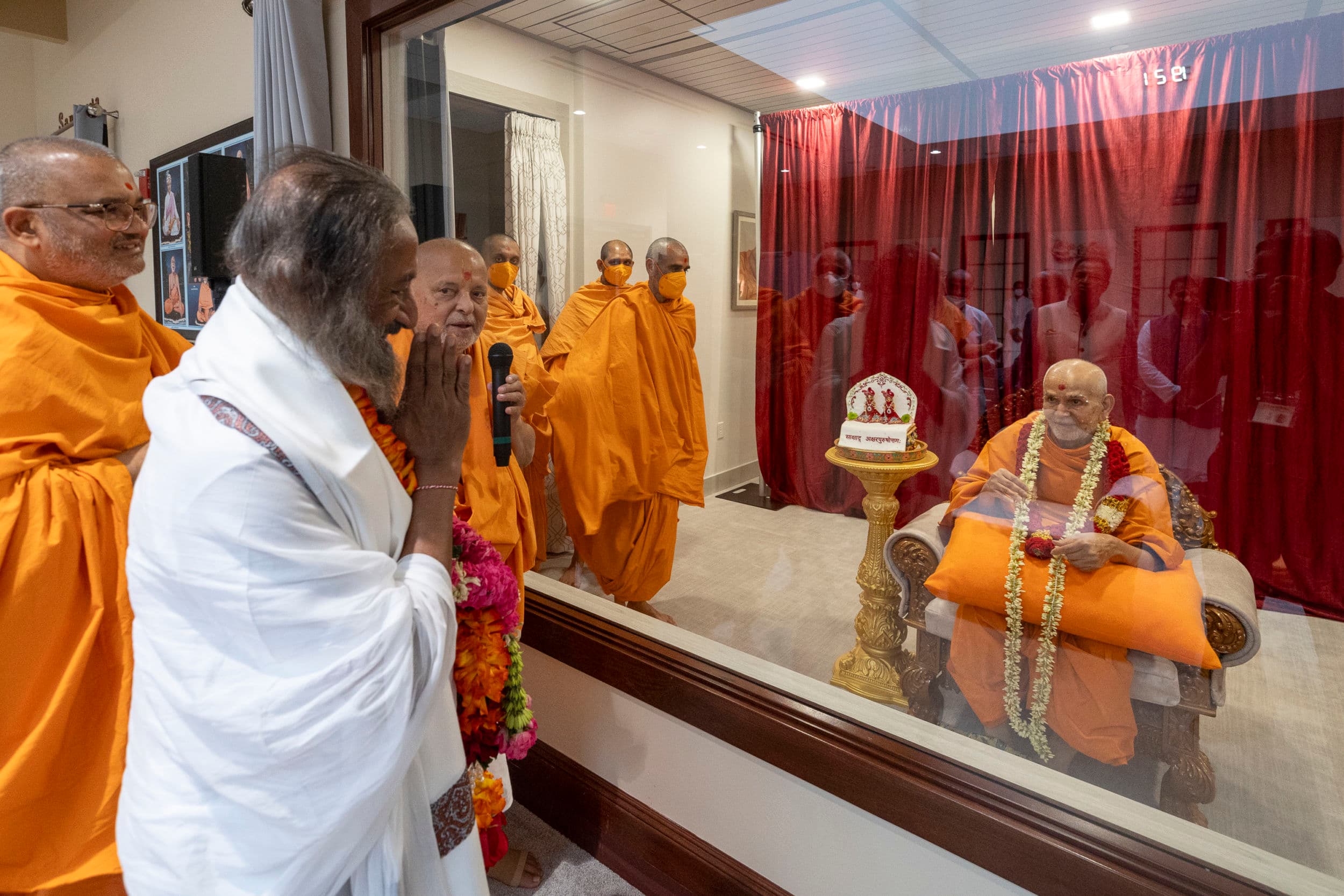 Gurudev Sri Sri Ravishankar meets with HH Mahant Swami Maharaj.