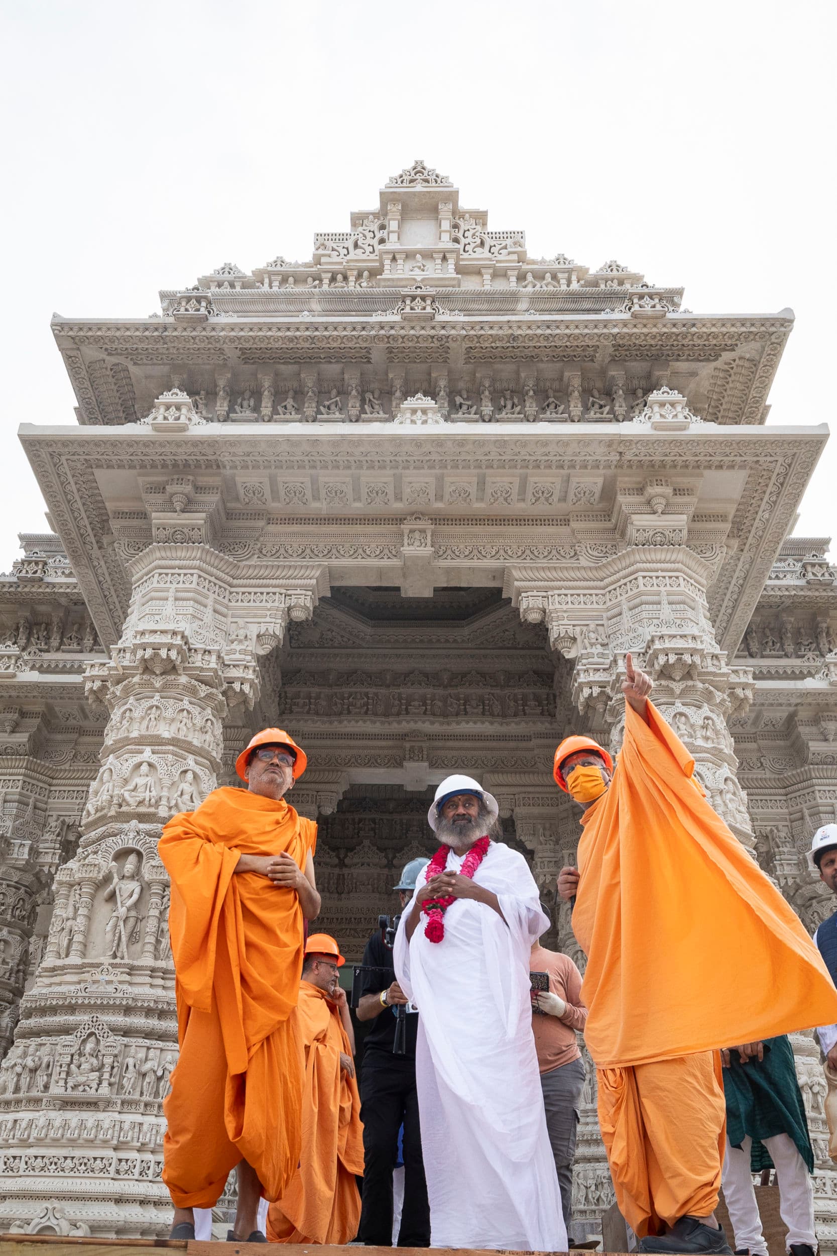 Gurudev Sri Sri Ravishankar receives a tour of the BAPS Swaminarayan Akshardham complex.