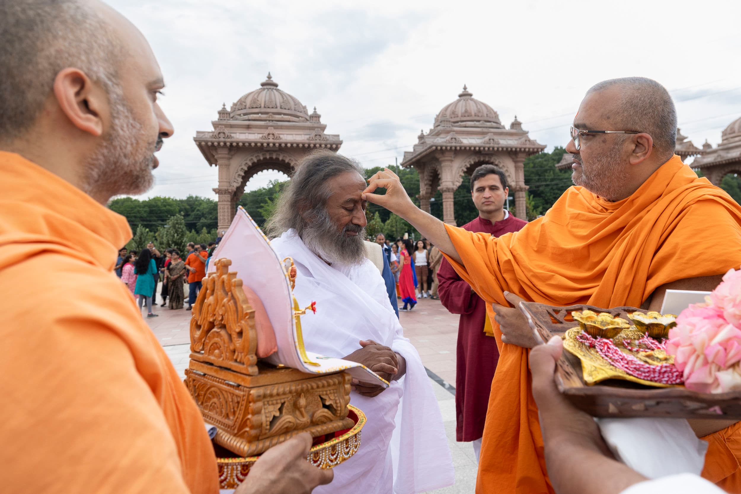 Gurudev Sri Sri Ravishankar is welcomed to the BAPS Swaminarayan Akshardham complex by Mahāmahōpādhyāya Bhadreshdas Swami.