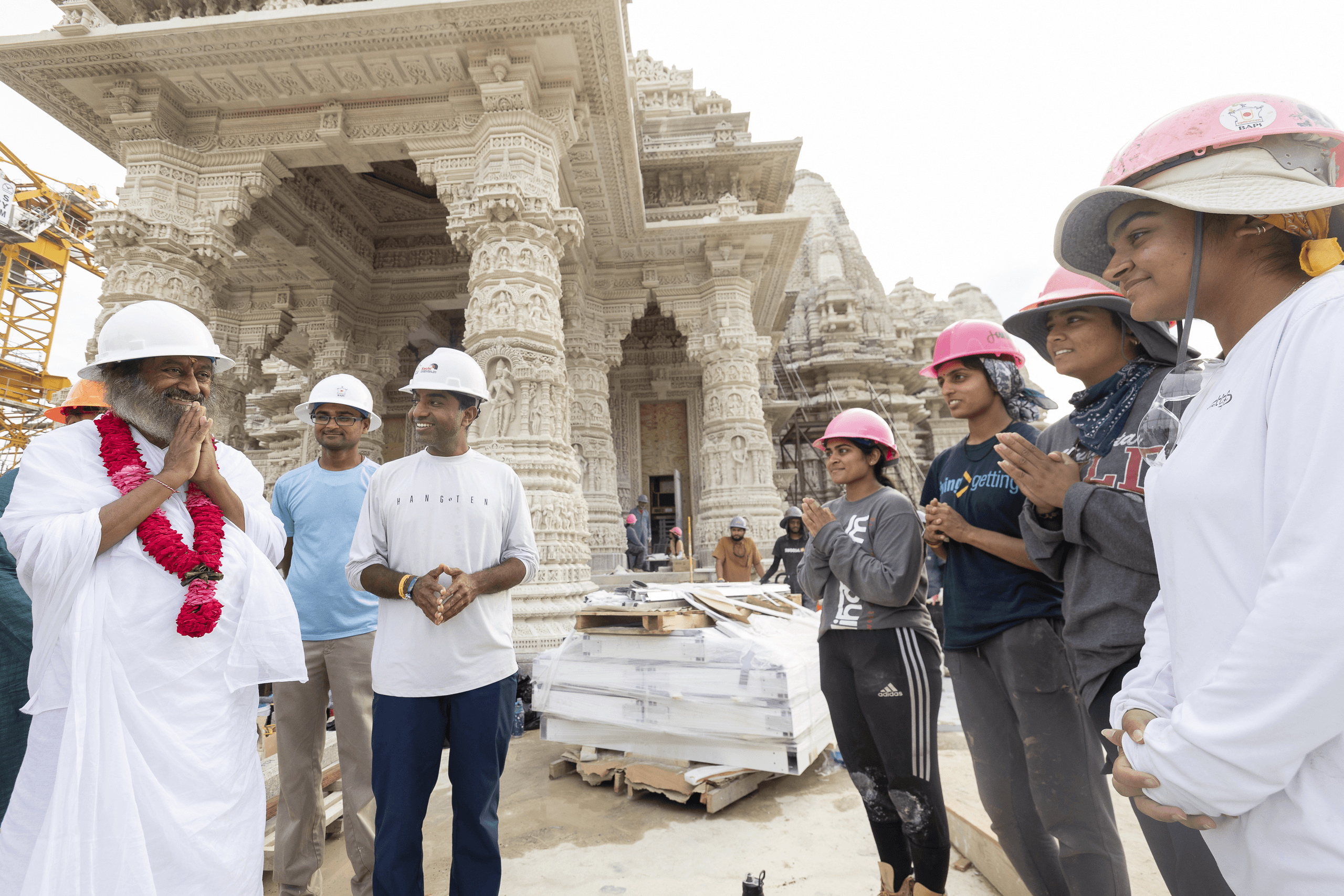 Gurudev Sri Sri Ravishankar meets with volunteers at BAPS Swaminarayan Akshardham.